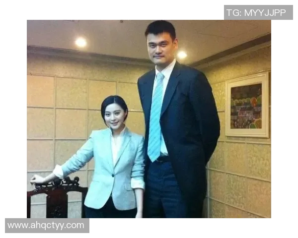 姚明佩戴发套的趣味瞬间引发网友热议背后的故事与意义