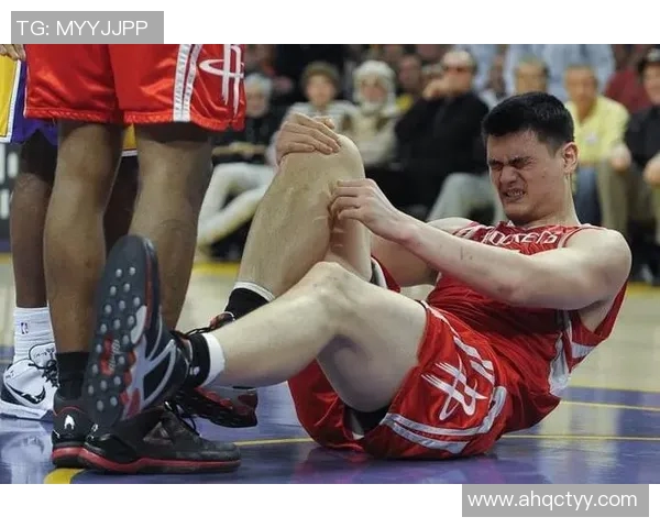 姚明在赛场上泪流满面的瞬间展现了他的坚韧与不屈精神