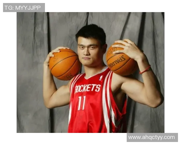 姚明笑容灿烂瞬间捕捉展现篮球巨星的亲和力与魅力 姚明笑容灿烂瞬间捕捉展现篮球巨星的亲和力与魅力