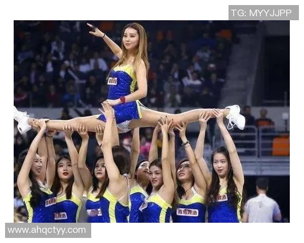 女明星偶遇篮球明星瞬间引发热议两人互动甜蜜无比引发网友热烈讨论